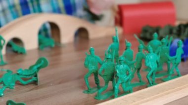 Birlikte oynayan. Anne ve oğlu Eller masanın üstüne plastik bir asker oynuyorlar.