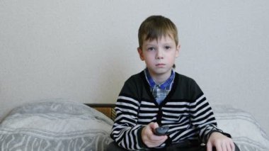 İzlerken Tv. Fore çocuk Tv izliyor ve kanallar geçer.