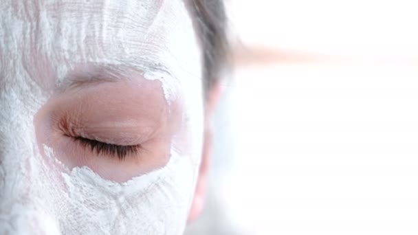 Posi la maschera su una faccia di donne. Primo piano marrone un occhio . — Video Stock