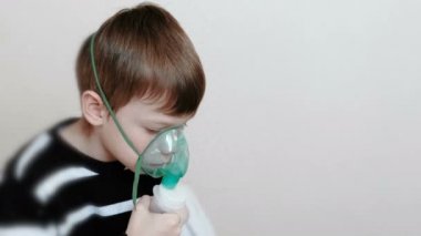 Nebulizatör ve astım tedavisi için kullanın. Çocuk astım ilacı maskesi teneffüs edilmesi. Yan görünüm.
