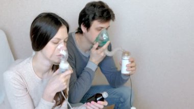 Nebulizatör ve astım tedavisi için kullanın. Erkek ve kadın inhaler maskesi teneffüs edilmesi. Önden Görünüm.