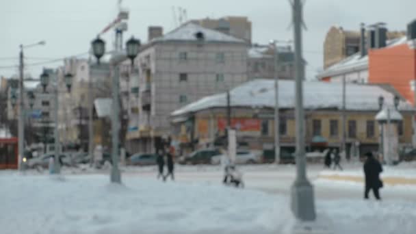 Blick auf die Kreuzung in der Stadt mit Autos und Fußgängern. Winterblick auf die Stadt. Unschärfe. — Stockvideo