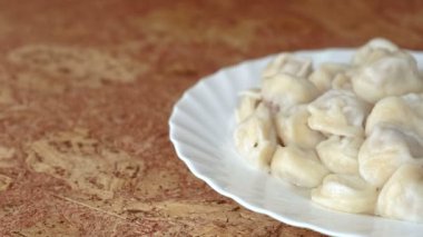 Az önce pişmiş taze hamur köftelerinin yakın çekimi.