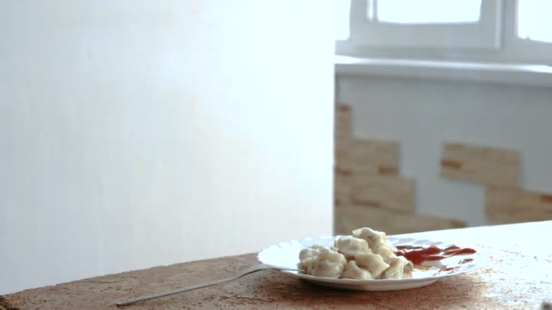 Dumplings met tomatensaus in witte plaat op tafel. — Stockvideo