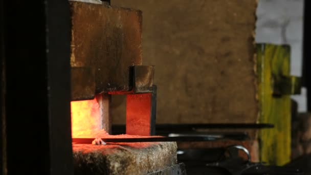 Takže meč z kovu ve výhni. Ohřev kovových sochorů v peci. Boční pohled. — Stock video