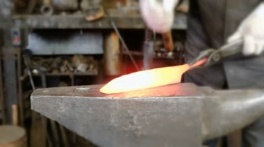 Bıçak dışarı metal demirhane, yapma. Alarak bir çekiç ve örs üzerinde sıcak metal isabet demirci elleri yukarı kapatın.