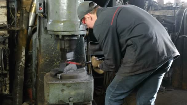 Haciendo el cuchillo de metal en la fragua. Hombre usando martillo neumático para dar forma al metal caliente . — Vídeo de stock