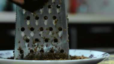 Bir kadının el close-up bir rende çikolata losyonları.