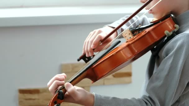 바이올린을 재생. 인식할 수 없는 7 년 오래 된 소년 재생 바이올린 근접 촬영. — 비디오