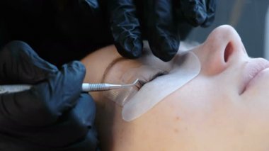 Şevval Özçelik Güzellik kirpikleri bir iğneyle ayırır ve onları curlers virajlı. Botox ve kirpik laminasyon.