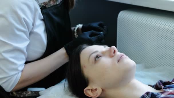 Tratament de frumuseţe. Pasta de cosmetician patch-uri sub ochii femeii. Vedere laterală . — Videoclip de stoc