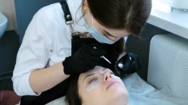 Güzellik bakımı. Güzellik uzmanı curlers kirpik kıvırıcı kadınların göz kapakları için sopa.