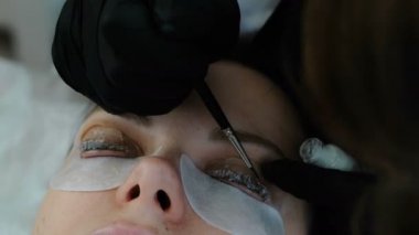 Güzellik bakımı. Şevval Özçelik Güzellik kıvırıcı kirpik kıvırıcı kullanılan fırça üzerinde bir çözüm koymak. Botox ve kirpik laminasyon. Tatlı gözler.