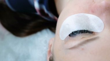 Güzellik bakımı. Kirpik boya ile kadının yüzüne closeup göz. Botox ve kirpik laminasyon.