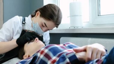 Güzellik bakımı. Şevval Özçelik Güzellik kirpik bir pamuk ile siyah boya kaldırır. Botox ve kirpik laminasyon.