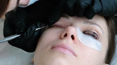 Şevval Özçelik Güzellik kirpikleri bir iğneyle ayırır. Botox ve kirpik laminasyon. Güzellik bakımı.