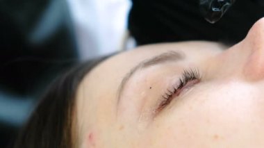 Şevval Özçelik Güzellik kirpikleri bir iğneyle ayırır. Botox ve kirpik laminasyon. Güzellik bakımı. Closeup göz