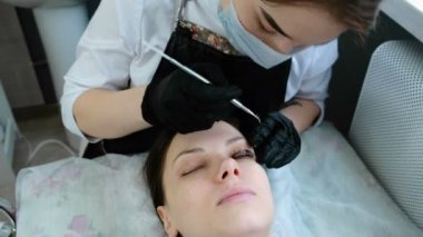 Şevval Özçelik Güzellik kirpikleri bir iğneyle ayırır. Botox ve kirpik laminasyon.
