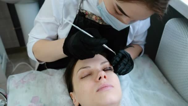 El esteticista separa las pestañas con una aguja. Laminación de botox y pestañas . — Vídeo de stock