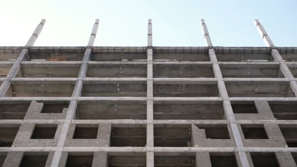 Closeup πολυώροφο κτίριο υπό κατασκευή κατοικιών. — Αρχείο Βίντεο