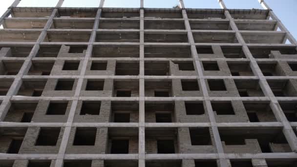 Meerdere verdiepingen residentiële gebouw in aanbouw. Camera beweegt omhoog. — Stockvideo