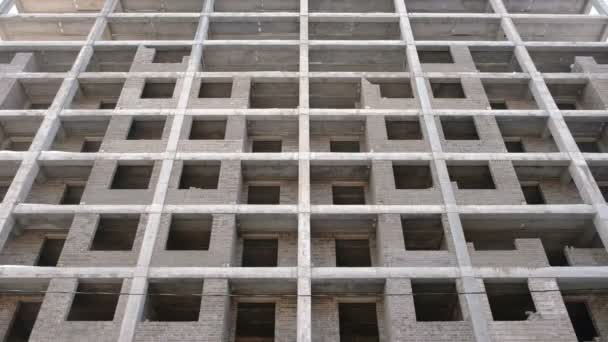Meerdere verdiepingen residentiële gebouw in aanbouw. — Stockvideo