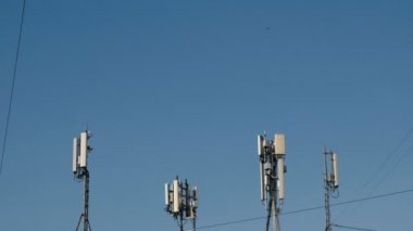 Gökyüzü arka plan hücresel ve mobil iletişimde antenler. Antenler cep telefonu iletişim, televizyon, internet, radyo.