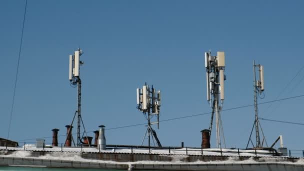 Antennák a sejt- és mobil kommunikáció a tetőn. A mobil telefon kommunikáció, televízió, internet, rádió antennák. — Stock videók