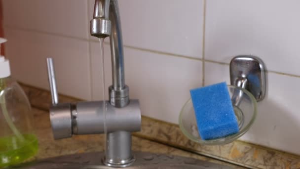 Το νερό ρέει σε ένα λεπτό ρεύμα από τη βρύση στην κουζίνα. Σπασμένα βρύση. — Αρχείο Βίντεο