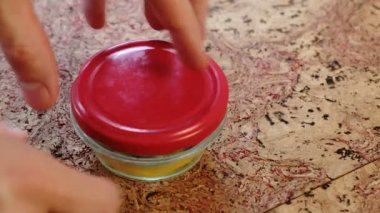 Mens eller Close-Up sökün ve kapak kavanoz küf kaplı limon ile.