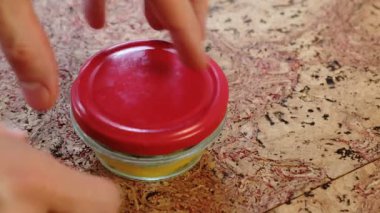 Mens eller Close-Up sökün ve kapak kavanoz küf kaplı limon ile.