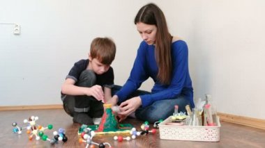 Anne ve oğlu kimyasal bir kil volkan ile deneme için huni içine uygulanan.