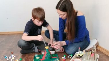 Anne ve oğlu volkan deney yapıyoruz. Volkana su dökmek.