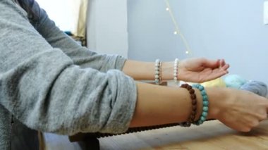 Bir tezgah çerçeve dokuma. Closeup kadının el dokuma için çerçeve iplik koyar. Yan görünüm.