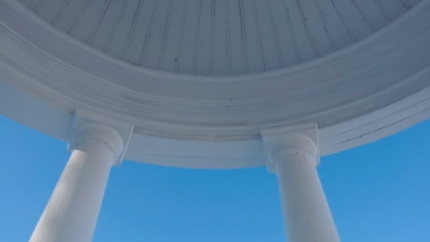 Pavillon im Inneren, mit Blick auf den klaren Himmel. Kamerabewegung. — Stockvideo