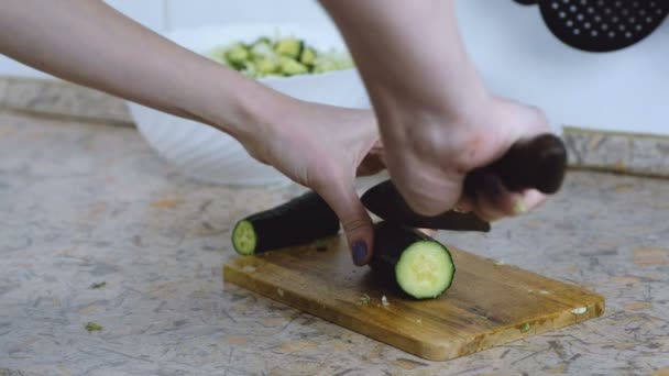 特写女人手烹调蔬菜素食沙拉与奶油乳酪. — 图库视频影像