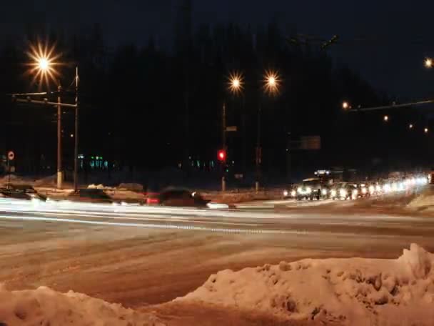 Timelapse, skrzyżowanie w zimie z przechodniów i samochodów. — Wideo stockowe