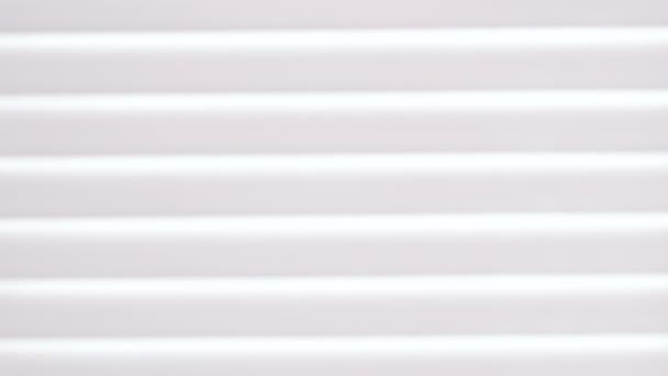 Persienner av vit färg konsistens på fönstret. Oskärpa. Närbild. — Stockvideo