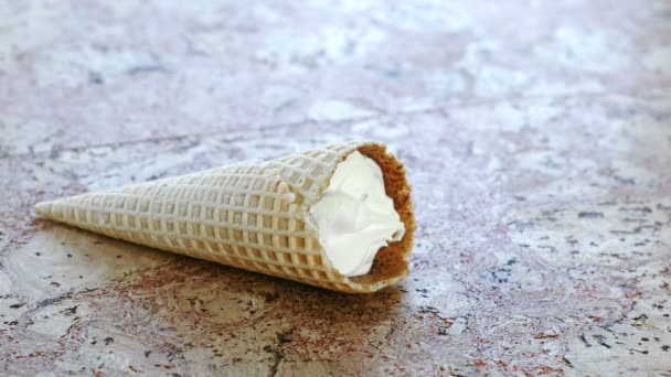 Garçons mains prend la crème glacée dans une corne de la table de cuisine . — Video