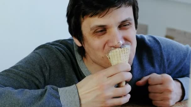Closeup άθλιο νεαρού τρώει παγωτό. — Αρχείο Βίντεο