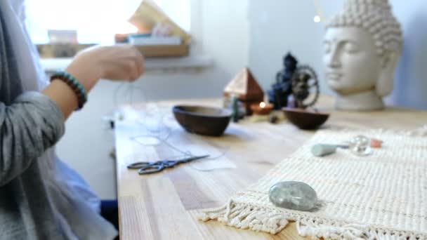 Tissage de perles. Gros plan d'une femme mains ficelant des perles sur le fil, la fabrication de bijoux dans l'atelier . — Video