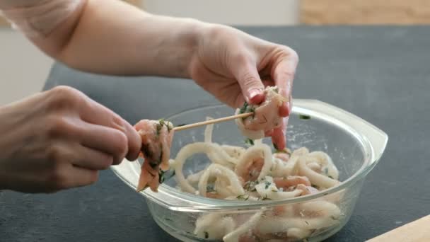 Nahaufnahme Frauenhände beim Kochen von mariniertem Schaschlik oder Schaschlik, Hühnerfleisch auf Holzspieß mit Zwiebeln auf Holzbrett, Nahaufnahme. — Stockvideo