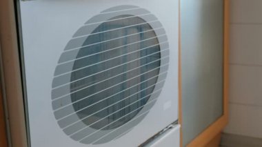 Fırında tavuk eti üzerinden bir tava ile marine edilmiş Şaşlık koyarak Closeup kadının el.