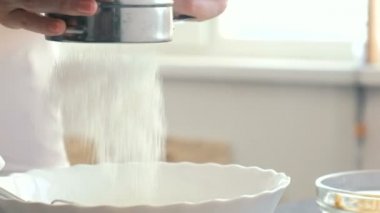 Yakın çekim kadının elleri un bir elekten elemek. Yemek elma pasta.