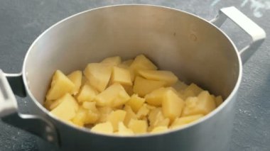 Tatlı patates tencerede haşlanmış. Patates püresi yemek.