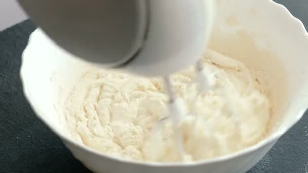 Gros plan femmes mains pétrir la pâte pour tarte avec un mélangeur. Cuisson tarte aux pommes . — Video