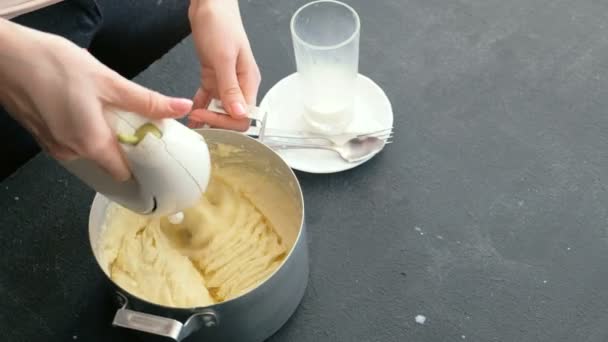クローズ アップ梨花の手が鍋にミキサーでマッシュ ポテトを作るします。マッシュ ポテトを調理. — ストック動画