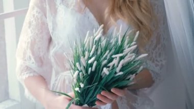 Tanınmayan genç ince seksi sarışın kız iç çamaşırı ve pencere ve yapay çiçekler onun elinde, lookingin oturan kadının küçük özel odası.