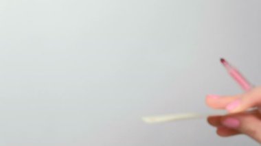 Kadının eller sopa sarı etiket kağıt sayfalarının kelimelerle, arabayı çarptım özür.