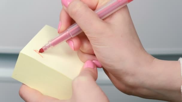 Gros plan womans mains écrire sur des feuilles de papier autocollant jaune mots de retour à 12 : 00 . — Video